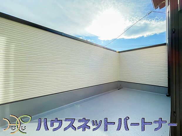 【バルコニー】南バルコニーから差し込む陽光・通風は、住環境・快適性と共に有り続ける貴重な「財産」です。この新築戸建に住まう事で手に入れるものは、きっと日常にとっても貴重な存在となるはずです。