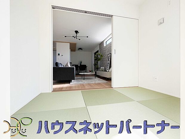 【和室】リビングに併設された3帖の畳コーナーは、ちょっと休憩したいときに便利ですね。