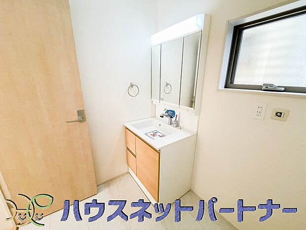 【洗面台・洗面所】十分な大きさの洗面台は、身だしなみチェックや歯磨きなど、朝の慌ただしい時間でもホテルライクなスペースで余裕とゆとりを感じて頂けます。