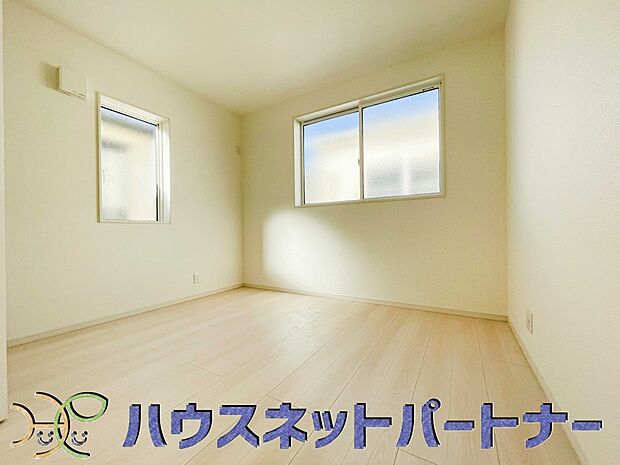 【洋室】明るい2面窓のある洋室は清清しい風をお部屋へ運んでくれます。湿気やカビの心配も減るので快適に過ごせますね。