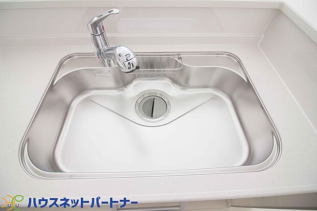 【同仕様設備）】（全面エンボス加工ステンレスシンク）傷や汚れが付きにくい全面エンボス加工シンクです。シンク底面の裏面に制振材を装着し、水はねの音や食器が当たる音を大幅に軽減する静音仕様です。