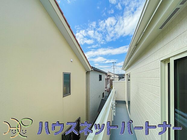 【バルコニー】青い空が近くに感じるバルコニーは、爽やかな風をお部屋へ運んでくれます。