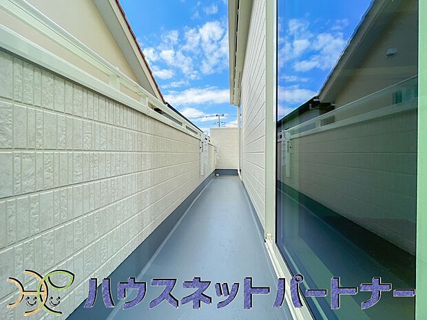 【バルコニー】南向きバルコニーから明るい陽射しと爽やかな風がお部屋へと流れ込む、心地よい空間です。2部屋続きなのでお布団も沢山干せますね。