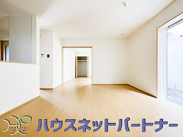 【リビングダイニング】明るく開放的なダイニング。家族とのコミュニケーションが取りやすく、みんなの笑顔が溢れます。