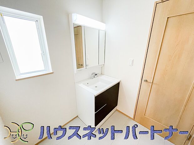 【洗面台・洗面所】ミラーを手前に引けば、楽な姿勢で髭剃りやメイクができます。合わせ鏡にすればヘアスタイルのチェックもラクラク。洗面化粧台のミラー裏にはたっぷり入る収納スペースを設けています。