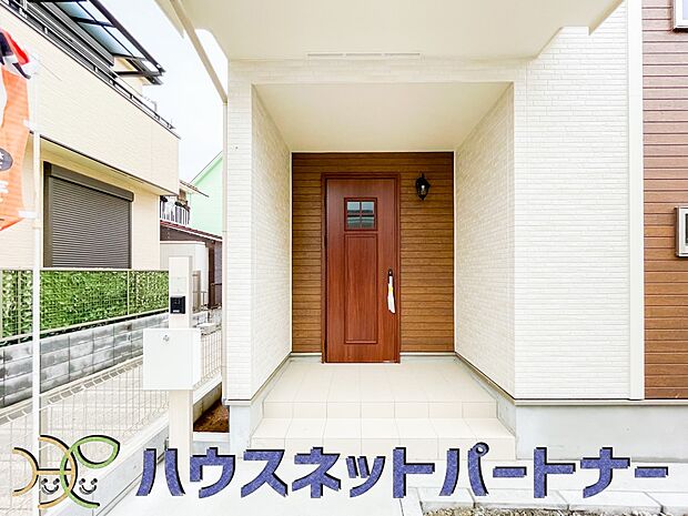 【玄関】玄関の扉を開けるとそこは家族の待つお家。笑い声が聞こえてきそう。