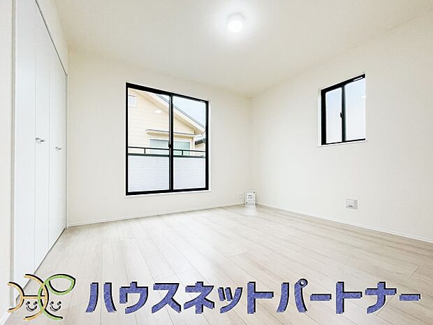 【寝室】バルコニーに直接出入りできるお部屋です。ちょっと外の空気を吸いたい時や、ベランダでミニガーデニングなども楽しめそうです。