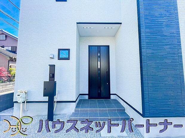 【玄関】お客様も迎える玄関は高級感のある造りです。