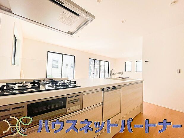 【キッチン】三口コンロで料理の幅を拡げてくれる使いやすいシステムキッチンを採用。洗い場も大きいので野菜や食器を洗ったりする際にも捗り、奥様の強い味方となってくれるはずです。