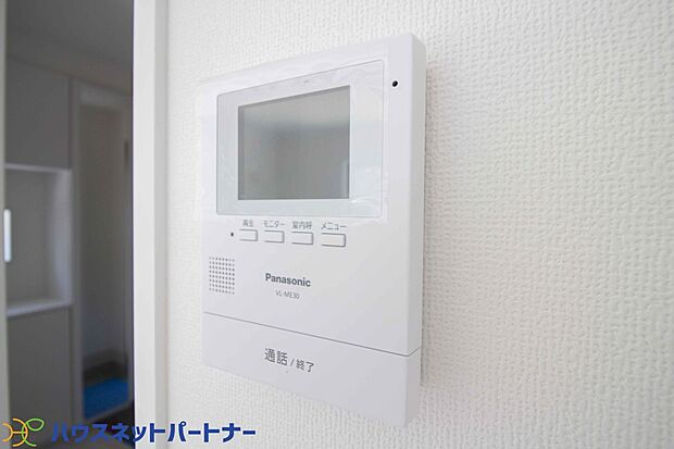 【TVモニター付インターホン（同仕様設備）】来訪者の様子を室内TVモニターでチェック。対応したくないセールスを断りやすく、子どもに留守番をさせるときも安心。不在時の来訪者を録画でき、犯罪抑止効果も期待できます。