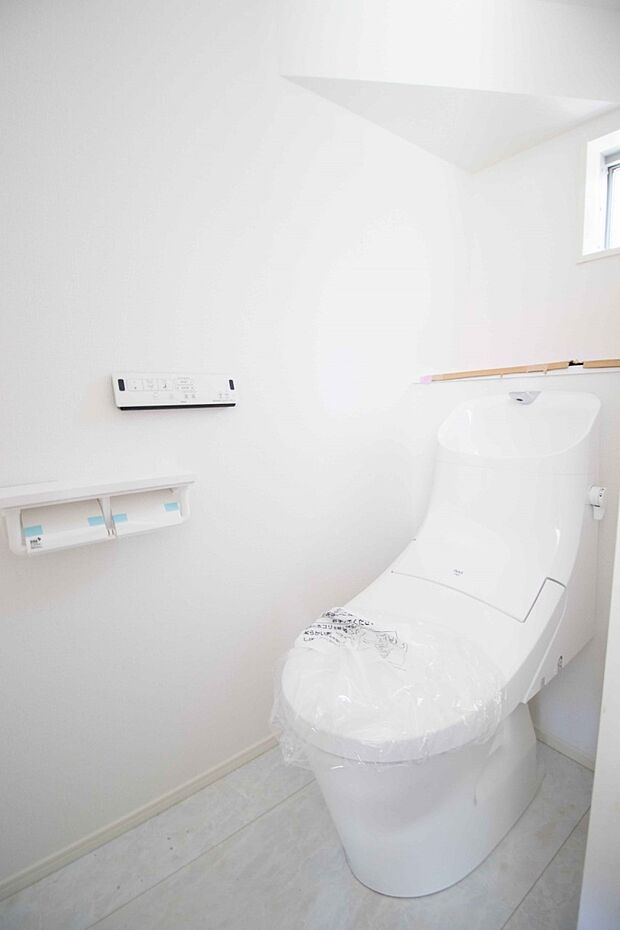 【トイレ（同仕様設備）】快適な生活を送るための必須アイテムとなった洗浄機能付トイレ。おしり洗浄、ビデ洗浄、暖房便座の３つの機能を標準装備しています。