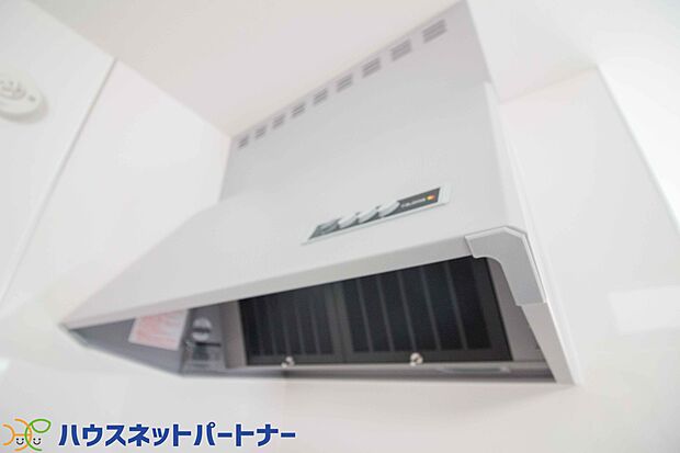 【同仕様設備）】調理の際に発生する汚れた空気（二酸化炭素、油煙、水蒸気、ニオイなど）を、ダクトを通して屋外に排出しています。