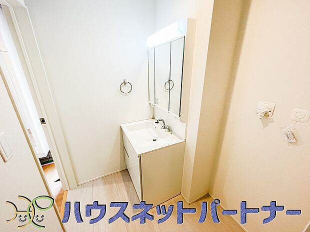 【洗面台・洗面所】大きく見やすい三面鏡で清潔感ある洗面台は、身だしなみチェックや肌のお手入れに最適です。何かと物が増える場所だからこそ、スッキリと見映えの良い空間に拵えました。