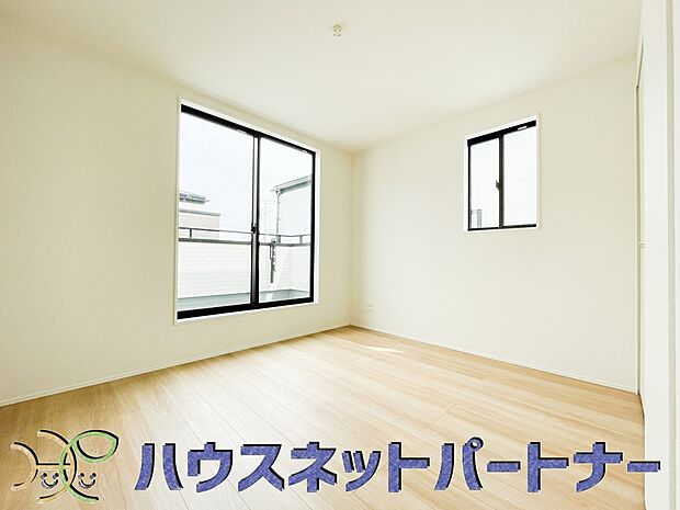 【寝室】バルコニーに直接出入りできるお部屋です。ちょっと外の空気を吸いたい時や、ベランダでミニガーデニングなども楽しめそうです。