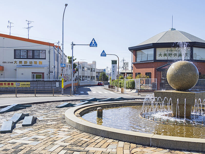 【住宅地内ロータリー】
大美野住宅地のシンボリックな噴水ロータリーです。欧州の田園都市をモデルに開発され、この噴水ロータリーを中心としたドイツ式の放射環状道路が広がります。