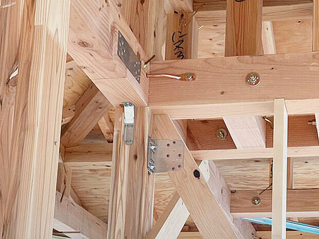 【耐震金物 】厳格な基準をクリアした耐震金物を使用しています。