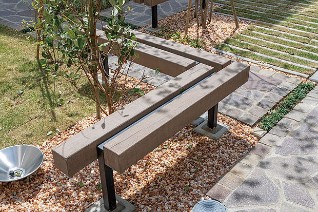 気軽に座ってお喋りが楽しめるデザイン性の高いベンチを配置。子どもたちの遊ぶ様子を見守るなど、多目的に使うことができます。※号棟により採用状況が異なります。