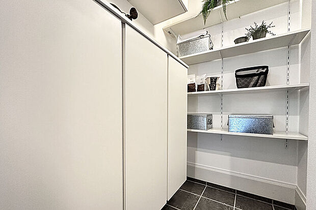 【【玄関収納】】普段使いの靴は扉付きの玄関収納に。土間収納と合わせてたっぷりの収納量を確保することで、玄関にモノが出ていない、キレイな状態をキープします。