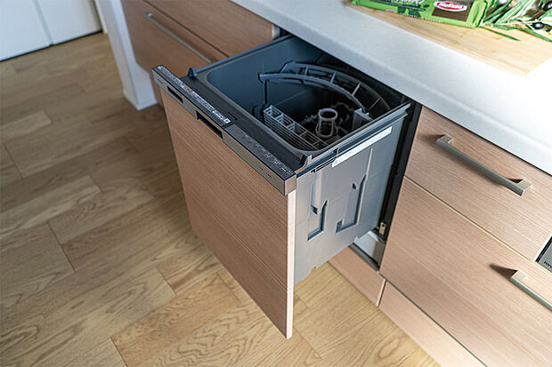 【【食器洗い乾燥機】】食事の後片付けをサポートしてくれるビルトインタイプの食器洗浄乾燥機が標準装備。家事の時間短縮になるだけでなく、手洗いに比べて大幅に節水できる省エネタイプを採用しています。