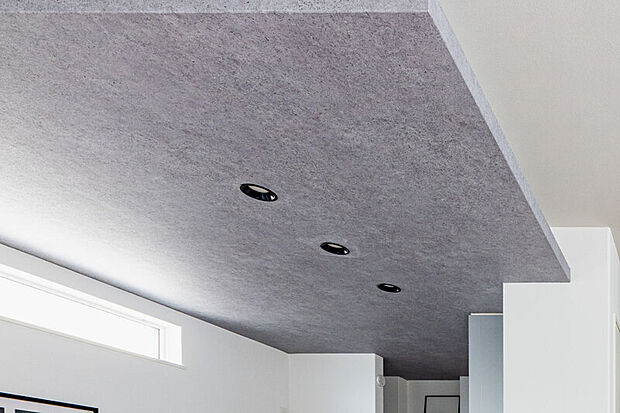 【【アクセントクロス】】室内空間の随所に素材の質感と色合いにこだわったアクセントクロスを採用しました。空間にメリハリを生み出し、洗練さを演出します。