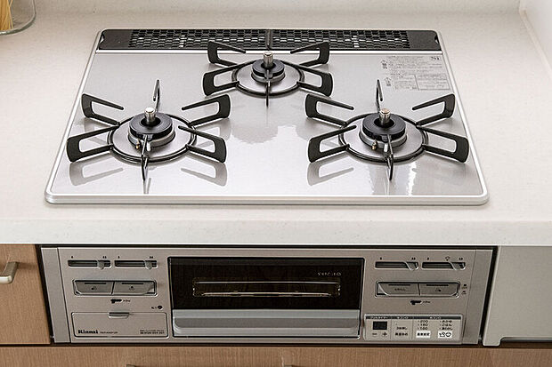 【【ガラストップコンロ】】強化ガラスのトップコンロは透明感が美しく、耐久性・耐熱性に優れています。また焼き付きやこびりつきが起きにくく汚れが落ちやすい為、お手入れ簡単で便利にお使い頂けます。