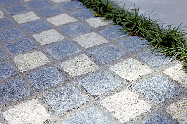 【【ピンコロ】】割肌調の加工を施したピンコロが、街並みに味わいのあるアクセントを添えます。