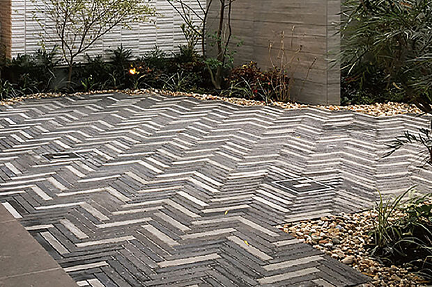 【【インターロッキング】】天然石調のテクスチャーが上質感を醸し出す舗装材を採用。3種類のカラーで街並みを美しく彩ります。