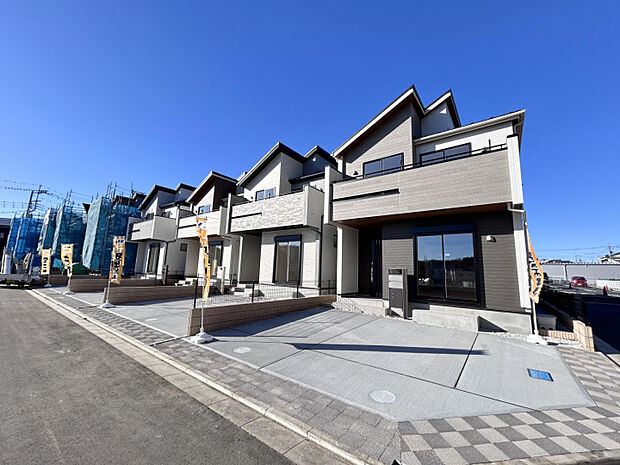 【現地外観写真】　全11棟の穏やかな街並み。全棟カースペースは2台分確保しています。