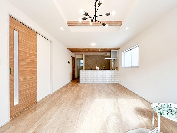 【8号棟/リビング】　※モデル家具となります。家具付き物件ではございません。