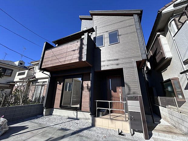 【現況(1)】 幹線道路も近く車での利便性も高いエリアです。カースペースは3台分(内小型車1台)確保しています。