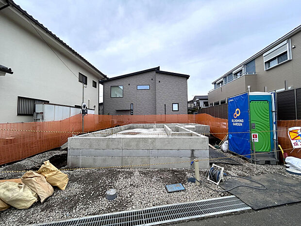 【現況】　玄関には可動棚やハンガーパイプを採用した大型の土間収納を設計！