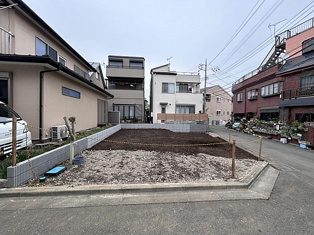 【現地写真】　18.0帖のLDKは「折上天井」「ポップアップ天井」の天井デザインにより開放感とメリハリを演出