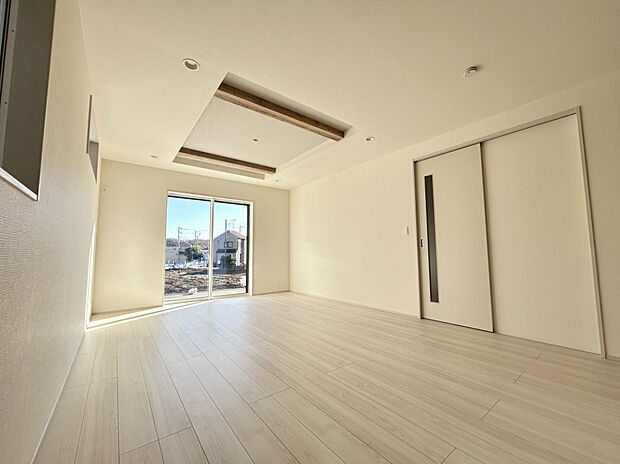 【【8号棟/リビング】18.0帖】デザイン性が高い「折上天井」を採用。奥行きを演出しリビングが一段階おしゃれな空間になります。