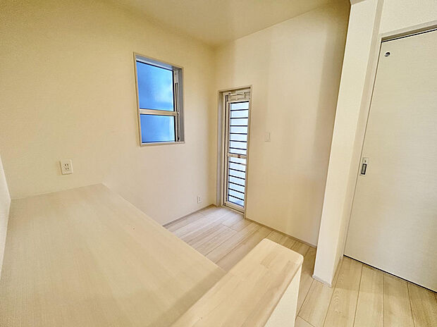 【【8号棟/洗面室】】カウンターが大きく使い勝手がよいオープンサニタリーirodoriを採用。下段は収納スペースとして利用可能です。