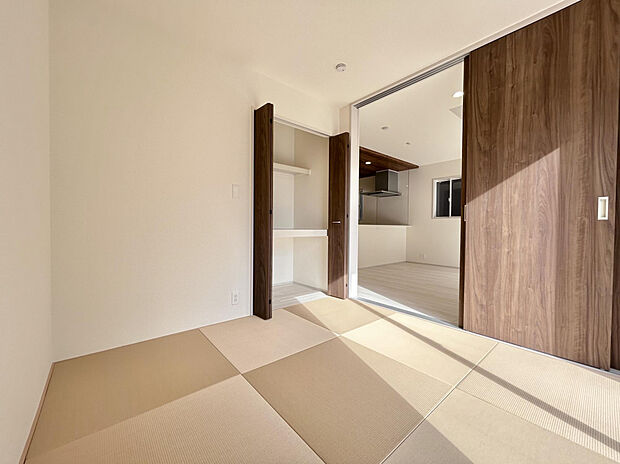 【【1号棟/居室(1)】4.5畳】リビング直結の和室は、子どもの遊び場や来客をもてなす際にも便利な寛ぎ空間となります。