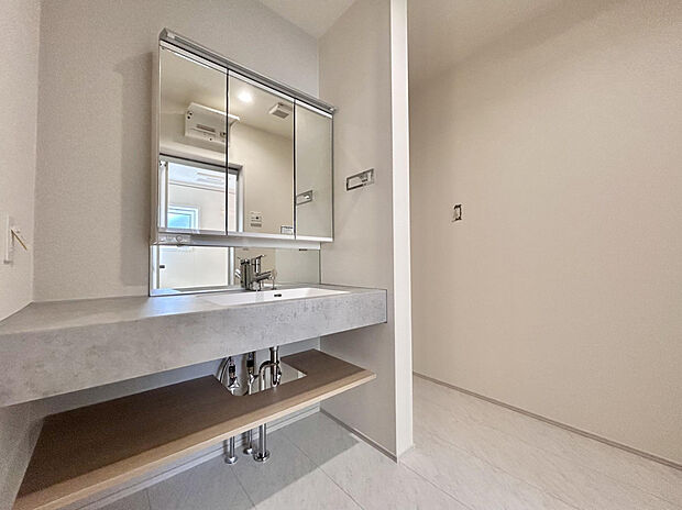 【【洗面化粧台】】カウンターが大きく使い勝手がよいオープンサニタリーirodoriを採用。下段は収納スペースとして利用可能です。