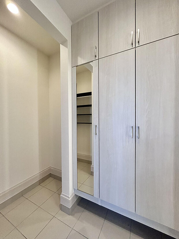 【【1号棟/玄関収納】】お出かけ前に身だしなみの確認が取れるミラー付きの玄関収納は約32～52足が収納可能です。