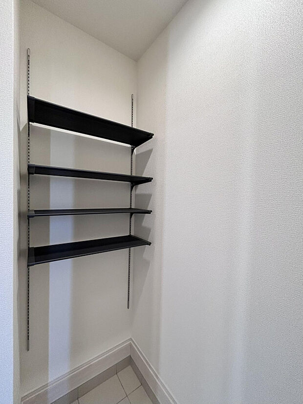 【【1号棟/土間収納】】可動棚付きの土間収納を設計！防災用品やアウトドア用品等の置場にも