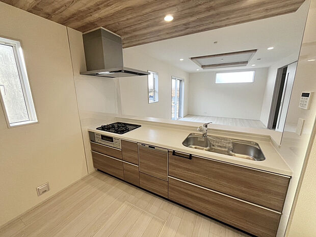 【【1号棟/キッチン】】傷などに強い人造大理石のカウンター＋約5人分の食器が収容可能！家事の負担軽減になる食器洗い乾燥機付きで住み始めから快適な暮らしを演出