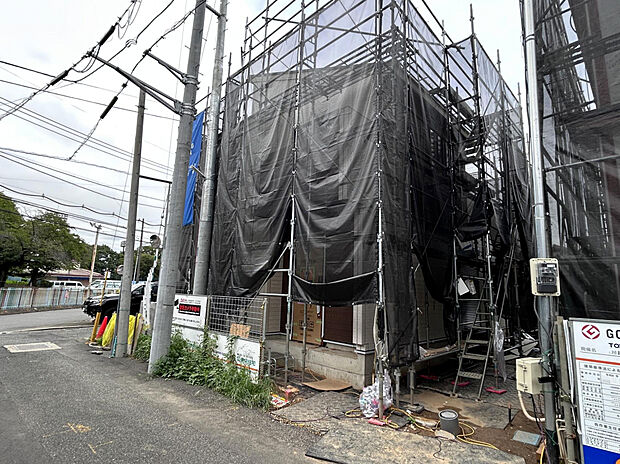 【【現況写真/1号棟】】可動棚付きの土間収納は靴以外にも防災グッズの置場としても◎