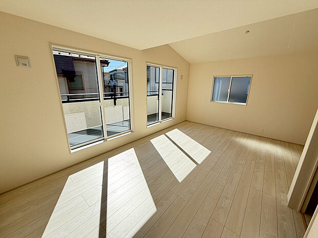 【【1号棟】2階洋室】勾配天井で明るく広がりのある空間に♪