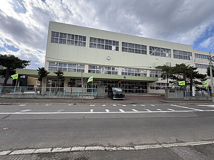 平和通小学校 950m