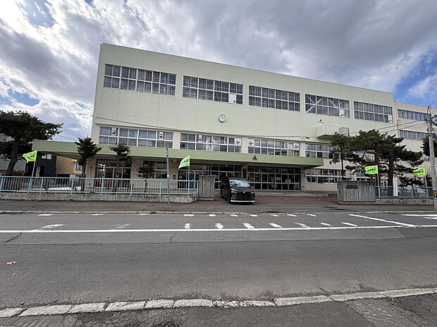 平和通小学校(約950m)