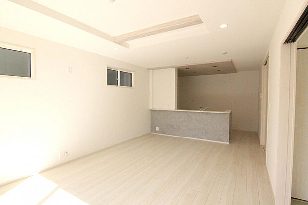 【LDK】　南向きで温かい日差しが入る17帖のLDK！LDKから和室に続き赤ちゃんのお昼寝やお子さんの遊び場にぴったり♪