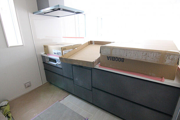 【1号棟キッチン】　お子様にも安心なIHコンロ！使いやすいスライド収納で無理のない姿勢でラクラク収納＆取り出し♪　