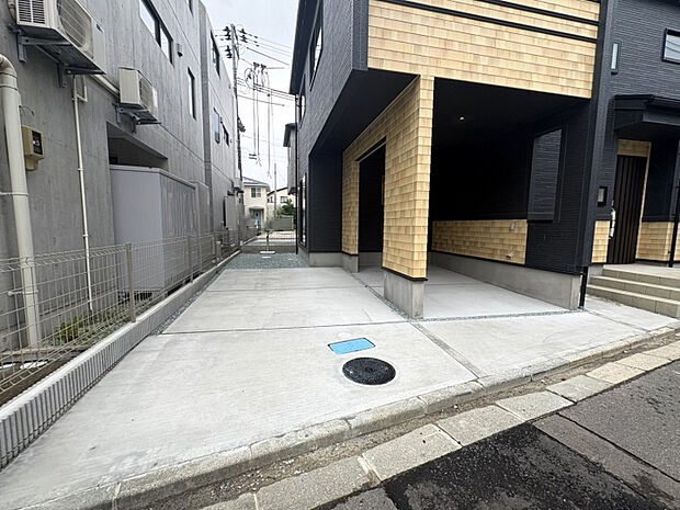 【カースペース】 車2台駐車可能!ビルトイン車庫は雨風に強く安心です。