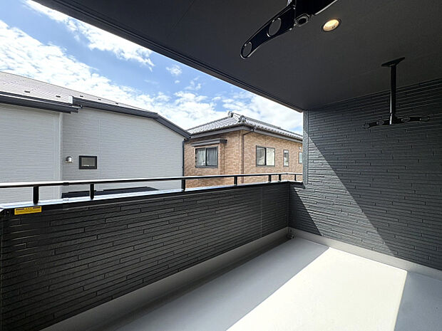 【1号棟バルコニー】　幅3.5m超のバルコニーは多くの洗濯物を干せ、出し入れも楽々です♪