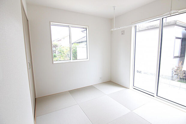 【【和室】】子どもの遊びスペースにピッタリな和室。室内物干し竿がついており雨の日でも楽ちん♪