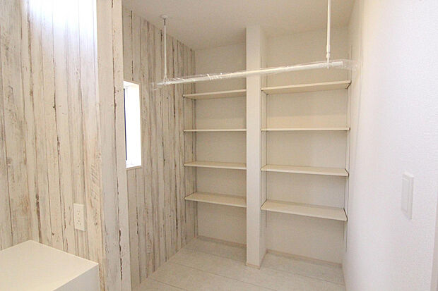 【【洗面所収納】】タオルやストックの収納に最適な可動棚！高さを調節することができ、物干し竿もついているので雨の日も安心♪