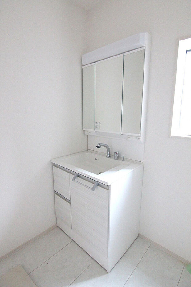 【【1号棟洗面台】】大型3面鏡付き洗面化粧台は75センチのワイド仕様！収納も多く、ドライヤーや電動歯ブラシも◎